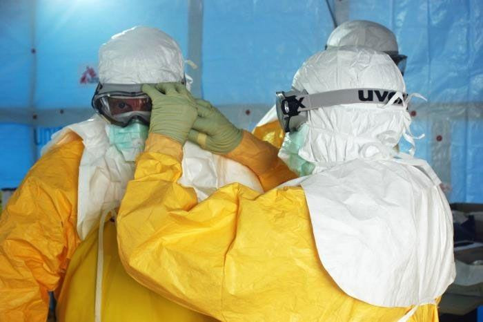 Bảo hộ y tế cho các bác sỹ điều trị Ebola