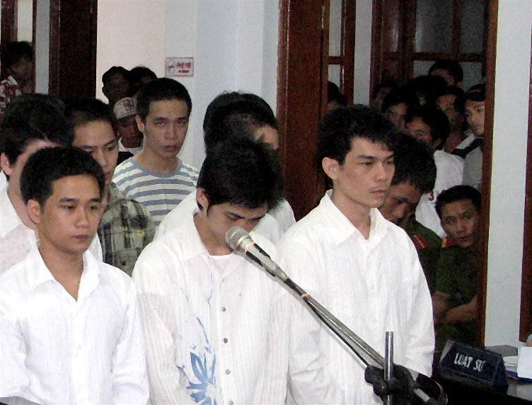 Hạnh Nhạt (ngoài cùng bên phải) và đồng bọn tại phiên tòa gần đây