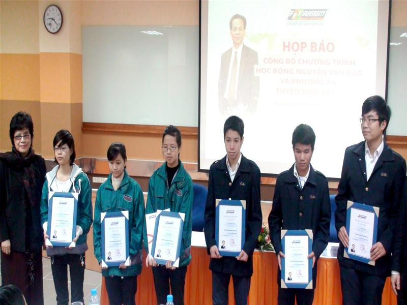 Những học sinh xuất sắc nhận học bổng Nguyễn Văn Đạo