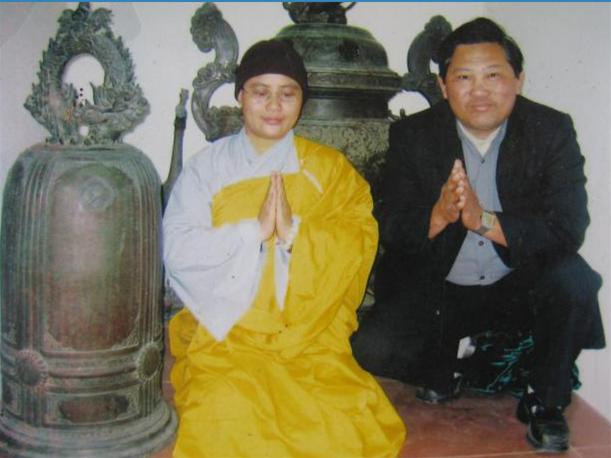 Sư thầy Huệ Hồng bên quả chuông cổ