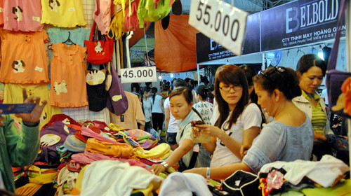 Người tiêu dùng chọn hàng trong hội chợ khuyến mãi tại Trung tâm TDTT Phú Thọ, TP.HCM từ ngày 31-8 đến 4-9. Ảnh: Thanh Đạm. Người tiêu dùng chọn hàng trong hội chợ khuyến mãi tại Trung tâm TDTT Phú Thọ, TP.HCM từ ngày 31-8 đến 4-9. Ảnh: Thanh Đạm