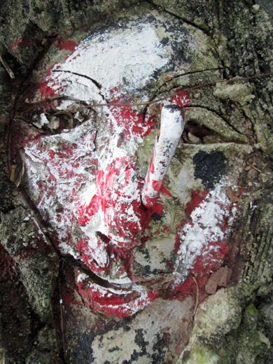 Một tượng mặt người bị cắm dao đầy máu me