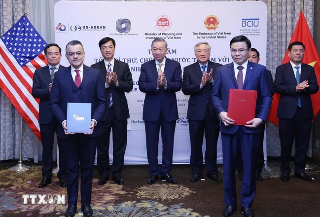 Tổng Bí thư, Chủ tịch nước Tô Lâm chứng kiến lễ trao thoả thuận hợp tác giữa Tập đoàn Dầu khí Quốc gia Việt Nam và Công ty Kellog Brown & Root. (Ảnh: Lâm Khánh/TTXVN) Tổng Bí thư, Chủ tịch nước Tô Lâm chứng kiến lễ trao thoả thuận hợp tác giữa Tập đoàn Dầu khí Quốc gia Việt Nam và Công ty Kellog Brown & Root. (Ảnh: Lâm Khánh/TTXVN)