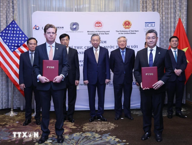 Tổng Bí thư, Chủ tịch nước Tô Lâm chứng kiến lễ trao thoả thuận hợp tác trong lĩnh vực khí hóa lỏng giữa Công ty Cổ phần kỹ thuật Dầu khí Việt Nam (PTSC) và Công ty Excelerate Energy. (Ảnh: Lâm Khánh/TTXVN) Tổng Bí thư, Chủ tịch nước Tô Lâm chứng kiến lễ trao thoả thuận hợp tác trong lĩnh vực khí hóa lỏng giữa Công ty Cổ phần kỹ thuật Dầu khí Việt Nam (PTSC) và Công ty Excelerate Energy. (Ảnh: Lâm Khánh/TTXVN)