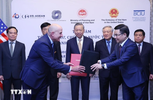 Tổng Bí thư, Chủ tịch nước Tô Lâm chứng kiến lễ trao thoả thuận hợp tác giữa Tập đoàn Dầu khí Quốc gia Việt Nam và Tập đoàn GE. (Ảnh: Lâm Khánh/TTXVN) Tổng Bí thư, Chủ tịch nước Tô Lâm chứng kiến lễ trao thoả thuận hợp tác giữa Tập đoàn Dầu khí Quốc gia Việt Nam và Tập đoàn GE. (Ảnh: Lâm Khánh/TTXVN)