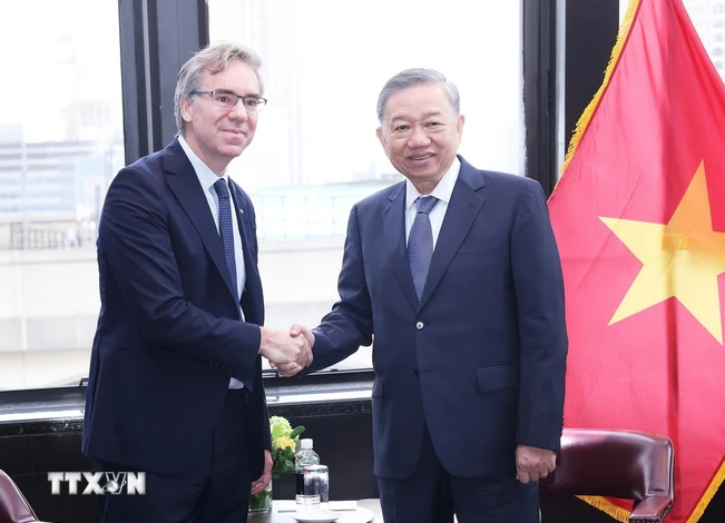 Tổng Bí thư, Chủ tịch nước Tô Lâm tiếp ông Juan Ignacio Rubiolo, Phó Chủ tịch Thường trực Tập đoàn năng lượng AES (Hoa Kỳ) (Ảnh: Lâm Khánh/TTXVN) Tổng Bí thư, Chủ tịch nước Tô Lâm tiếp ông Juan Ignacio Rubiolo, Phó Chủ tịch Thường trực Tập đoàn năng lượng AES (Hoa Kỳ) (Ảnh: Lâm Khánh/TTXVN)