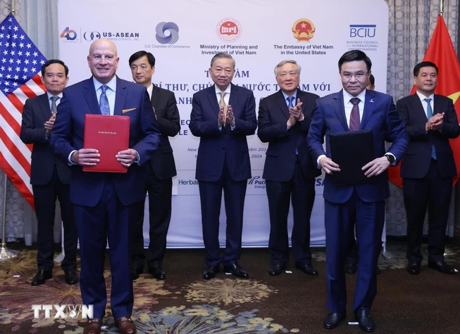 Tổng Bí thư, Chủ tịch nước Tô Lâm chứng kiến lễ trao thoả thuận hợp tác giữa Tập đoàn Dầu khí Quốc gia Việt Nam và Tập đoàn GE. (Ảnh: Lâm Khánh/TTXVN) Tổng Bí thư, Chủ tịch nước Tô Lâm chứng kiến lễ trao thoả thuận hợp tác giữa Tập đoàn Dầu khí Quốc gia Việt Nam và Tập đoàn GE. (Ảnh: Lâm Khánh/TTXVN)