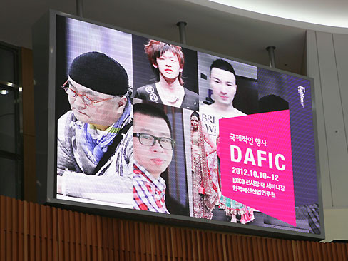 Ông Nguyễn Vũ Anh - Chủ tịch của IVY (đeo kính) trên màn hình giới thiệu các đại diện thương hiệu các nước