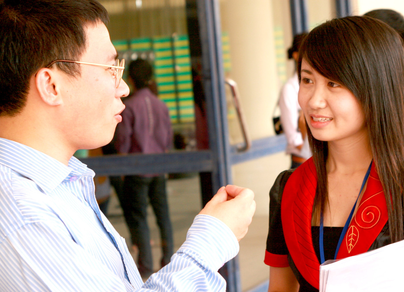 Đại diện doanh nghiệp đang phỏng vấn sinh viên