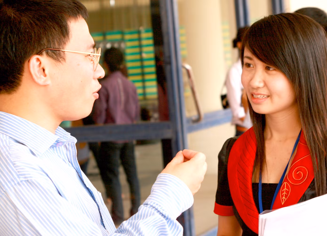 Đại diện doanh nghiệp đang phỏng vấn sinh viên