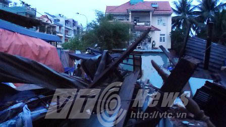 Căn nhà với diện tích 52 m2 bị đổ sập hoàn toàn cùng với nhiều vật dụng trong gia đình bị vùi lấp, rất may không có tổn hại về tính mạng