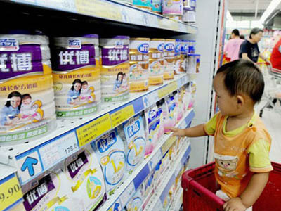 Nhiều loại sữa được xúc đóng hộp bằng xẻng, mất vệ sinh an toàn thực phẩm. Ảnh minh họa 