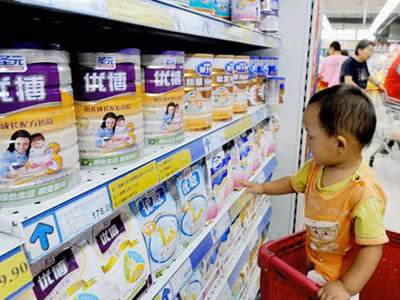 Nhiều loại sữa được xúc đóng hộp bằng xẻng, mất vệ sinh an toàn thực phẩm. Ảnh minh họa 