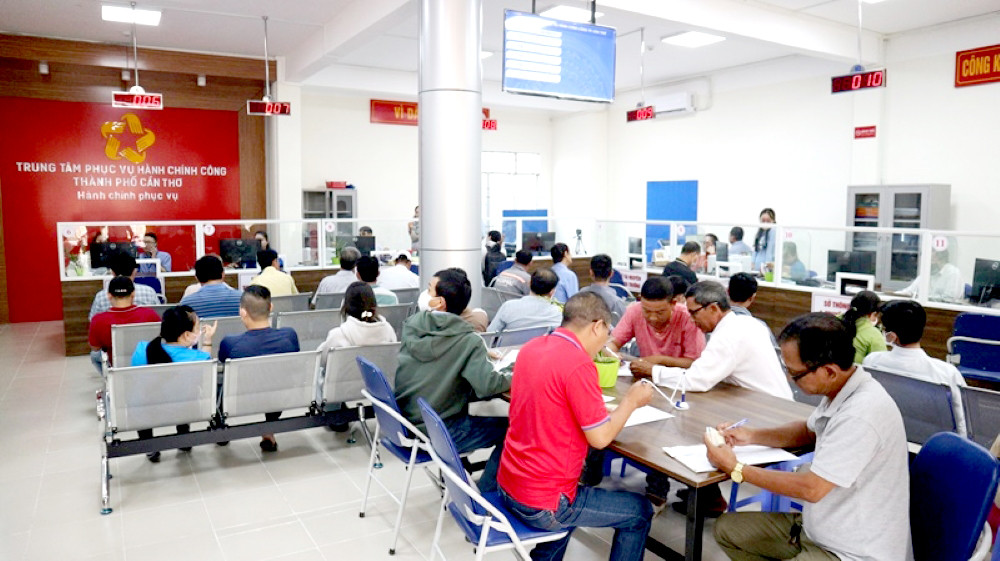 Cần Thơ dự kiến hỗ trợ 4 triệu đồng/người/tháng cho cán bộ, công nhân viên chức phải thay đổi nơi làm để lo ăn, ở, đi lại. Ảnh Trung tâm hành chính công Cần Thơ. Cần Thơ dự kiến hỗ trợ 4 triệu đồng/người/tháng cho cán bộ, công nhân viên chức phải thay đổi nơi làm để lo ăn, ở, đi lại. Ảnh Trung tâm hành chính công Cần Thơ.