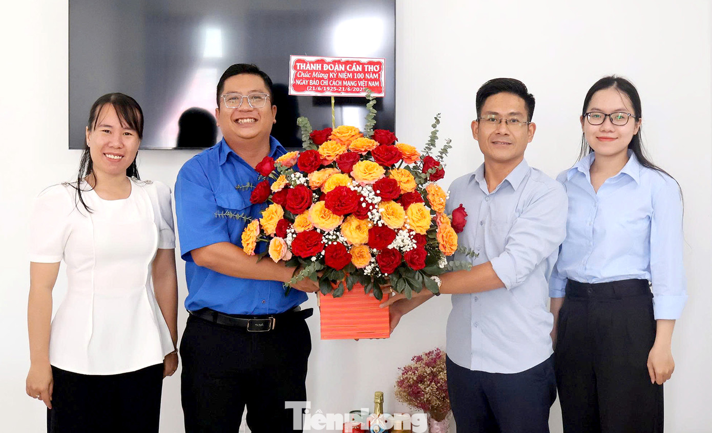 Lãnh đạo Thành đoàn Cần Thơ thăm Văn phòng Đại diện Báo Tiền phong tại khu vực ĐBSCL. Lãnh đạo Thành đoàn Cần Thơ thăm Văn phòng Đại diện Báo Tiền phong tại khu vực ĐBSCL.