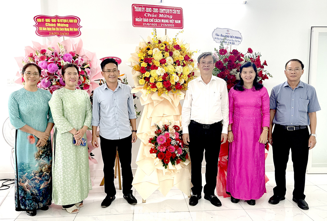 Lãnh đạo UBND TP. Cần Thơ thăm Văn phòng Đại diện báo Tiền Phong tại khu vực ĐBSCL nhân dịp 100 năm Ngày báo chí Cách mạng Việt Nam. Lãnh đạo UBND TP. Cần Thơ thăm Văn phòng Đại diện báo Tiền Phong tại khu vực ĐBSCL nhân dịp 100 năm Ngày báo chí Cách mạng Việt Nam.