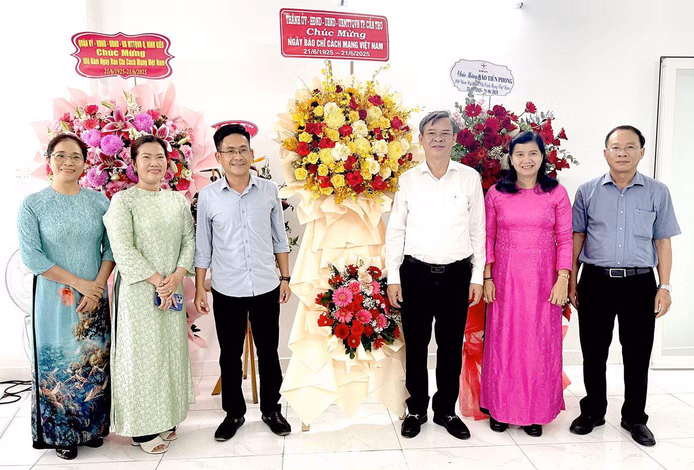 Lãnh đạo UBND TP. Cần Thơ thăm Văn phòng Đại diện báo Tiền Phong tại khu vực ĐBSCL nhân dịp 100 năm Ngày báo chí Cách mạng Việt Nam. Lãnh đạo UBND TP. Cần Thơ thăm Văn phòng Đại diện báo Tiền Phong tại khu vực ĐBSCL nhân dịp 100 năm Ngày báo chí Cách mạng Việt Nam.