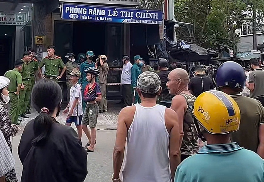 Người dân tập trung tại nơi xảy ra vụ việc. Ảnh: KTĐT. Người dân tập trung tại nơi xảy ra vụ việc. Ảnh: KTĐT.