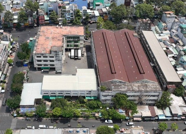 Trong thời gian thuê khu đất trên, Công ty Cổ phần Giày Sài Gòn cho Công ty TNHH Thành Bưởi thuê lại một phần mặt bằng. Đến tháng 5/2021, khi UBND TP ra quyết định thu hồi khu đất, phía Công ty Cổ phần Giày Sài Gòn không thực hiện. (Trong ảnh là hiện trạng khu đất trước khi tháo dỡ và hiện tại).