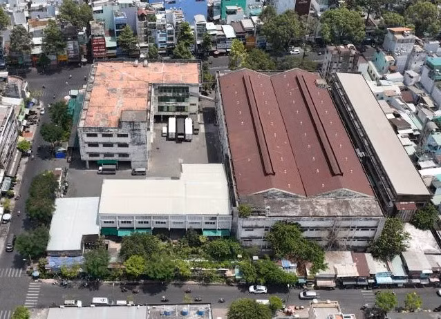 Trong thời gian thuê khu đất trên, Công ty Cổ phần Giày Sài Gòn cho Công ty TNHH Thành Bưởi thuê lại một phần mặt bằng. Đến tháng 5/2021, khi UBND TP ra quyết định thu hồi khu đất, phía Công ty Cổ phần Giày Sài Gòn không thực hiện. (Trong ảnh là hiện trạng khu đất trước khi tháo dỡ và hiện tại).
