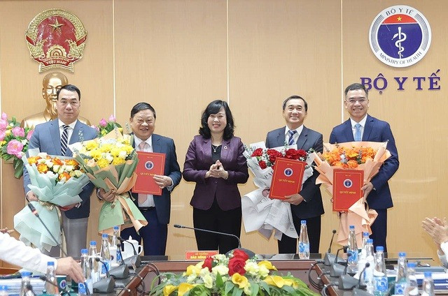 Thừa ủy quyền của Thủ tướng Chính phủ, Bộ trưởng Bộ Y tế Đào Hồng Lan đã trao các quyết định bổ nhiệm Chủ tịch, các Phó Chủ tịch Hội đồng Y khoa Quốc gia. Ảnh: NLĐ.