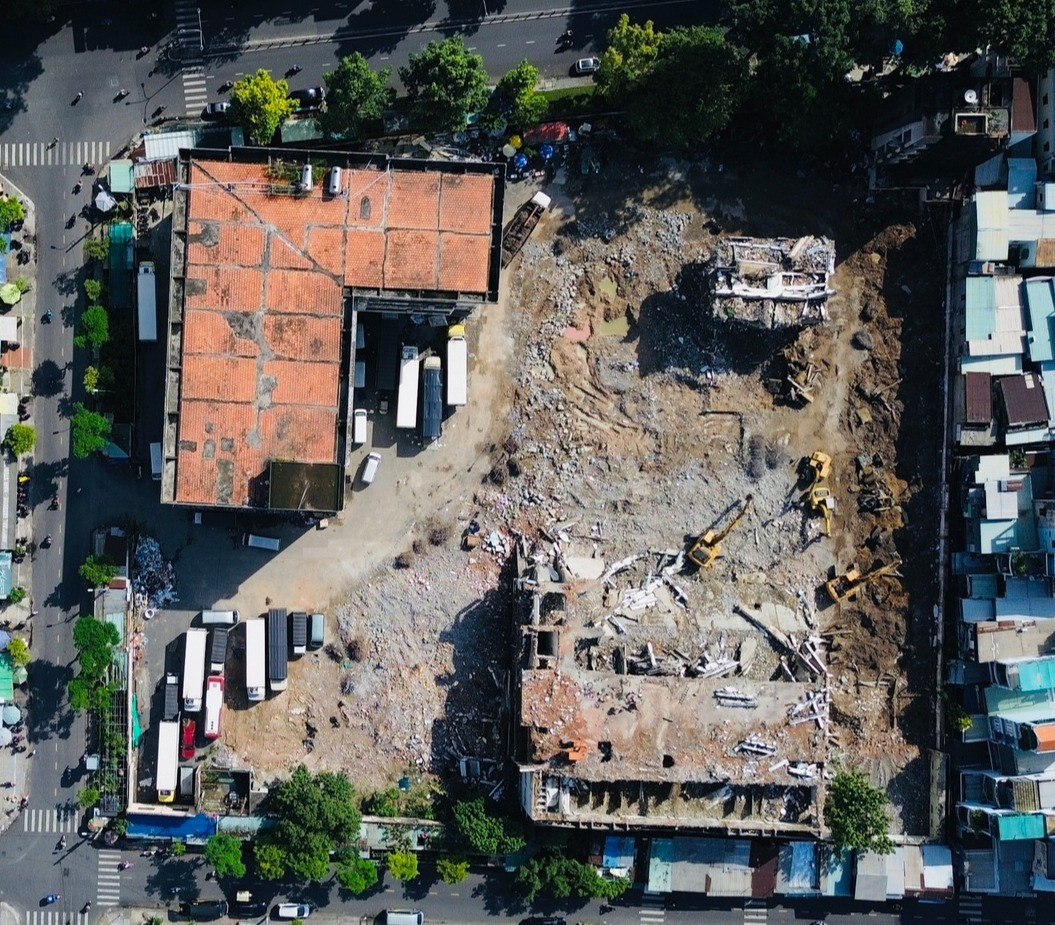 Trong thời gian thuê khu đất trên, Công ty Cổ phần Giày Sài Gòn cho Công ty TNHH Thành Bưởi thuê lại một phần mặt bằng. Đến tháng 5/2021, khi UBND TP ra quyết định thu hồi khu đất, phía Công ty Cổ phần Giày Sài Gòn không thực hiện. (Trong ảnh là hiện trạng khu đất trước khi tháo dỡ và hiện tại).