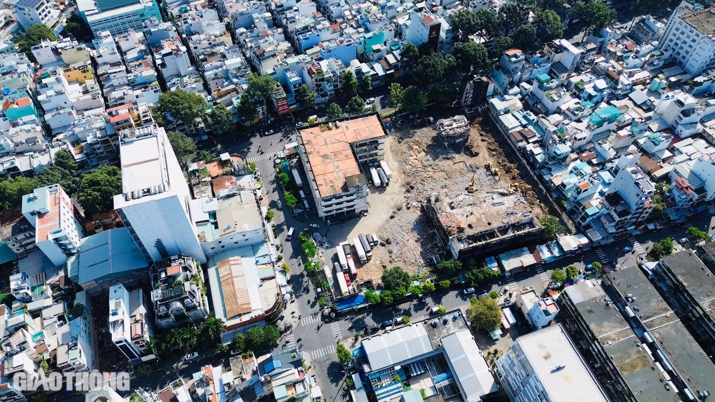 Sau thời gian dài ban hành quyết định thu hồi đất và đề xuất cưỡng chế thu hồi đất tại địa chỉ số 419 Lê Hồng Phong, phường 2, quận 10, TP.HCM, đến nay, khu đất này bắt đầu được tháo dỡ để giao mặt bằng cho Nhà nước.