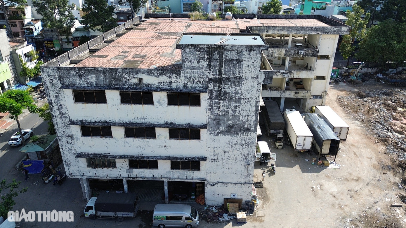 Tuy nhiên, trong khu đất, tòa nhà hình chữ L (nằm ở phía góc Lê Hồng Phong - Vĩnh Viễn) hiện còn nguyên vẹn, chưa đập bỏ. Đây là nơi một nhà xe sử dụng để giao nhận hàng hóa.