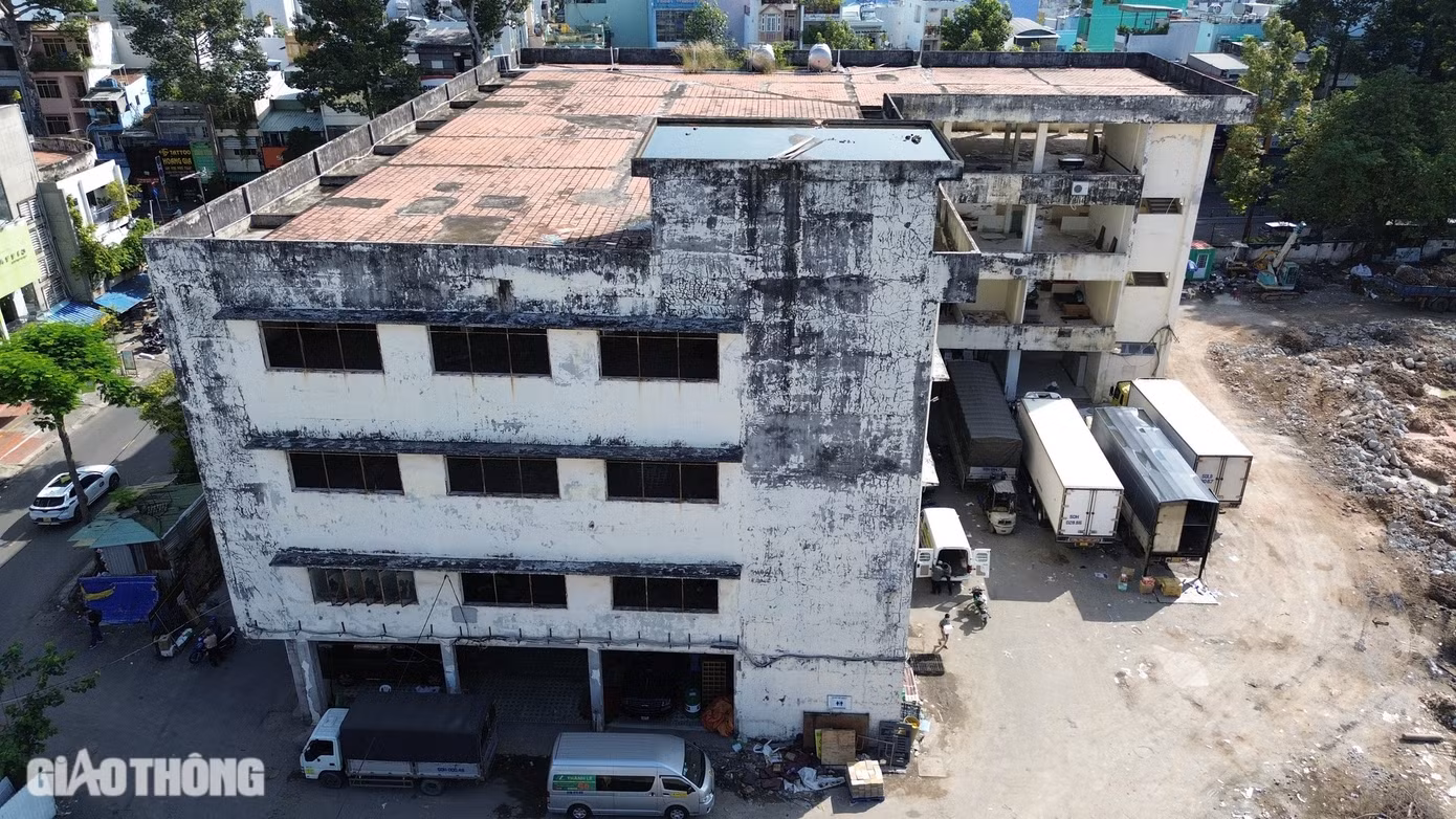 Tuy nhiên, trong khu đất, tòa nhà hình chữ L (nằm ở phía góc Lê Hồng Phong - Vĩnh Viễn) hiện còn nguyên vẹn, chưa đập bỏ. Đây là nơi một nhà xe sử dụng để giao nhận hàng hóa.