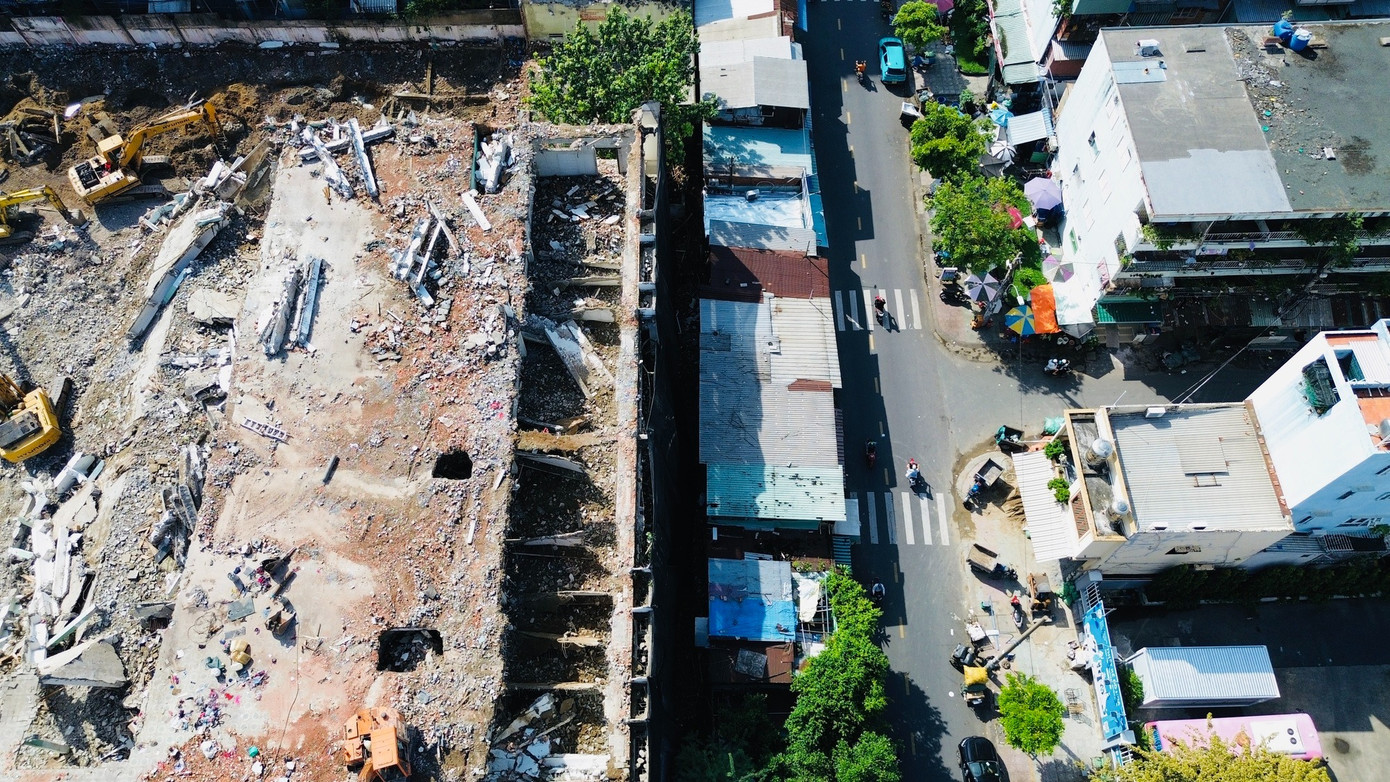 Phía UBND quận 10 đã giao UBND phường, phòng chức năng phối hợp cùng Trung tâm Phát triển quỹ đất theo dõi, kiểm tra tiến độ tháo dỡ của doanh nghiệp để bảo đảm thời hạn bàn giao đất.