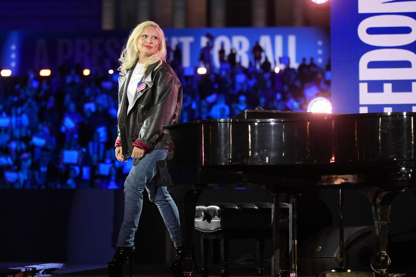 Lady Gaga biểu diễn tại buổi mít tinh ủng hộ Phó Tổng thống Kamala Harris vào tối 4/11 tại Philadelphia. Ảnh: AP. Lady Gaga biểu diễn tại buổi mít tinh ủng hộ Phó Tổng thống Kamala Harris vào tối 4/11 tại Philadelphia. Ảnh: AP.