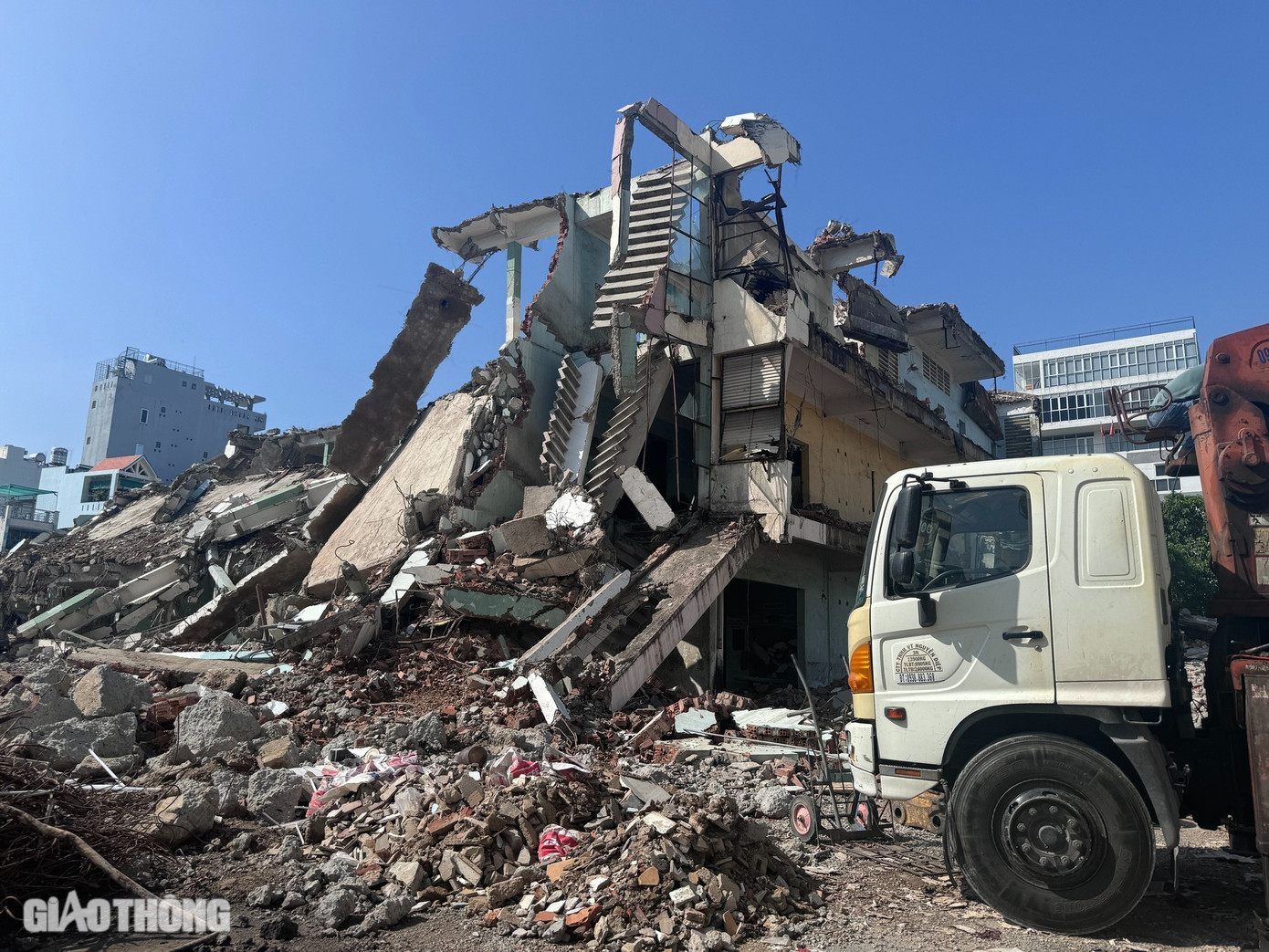 Các dãy nhà sừng sững trước đây giờ đã trở thành đống đổ nát.