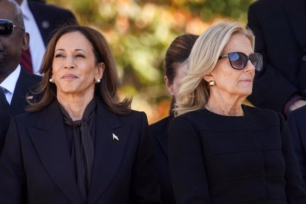 Hình ảnh bà Jill Biden lạnh nhạt với bà Kamala Harris tràn ngập mạng xã hội. Ảnh: Reuters.