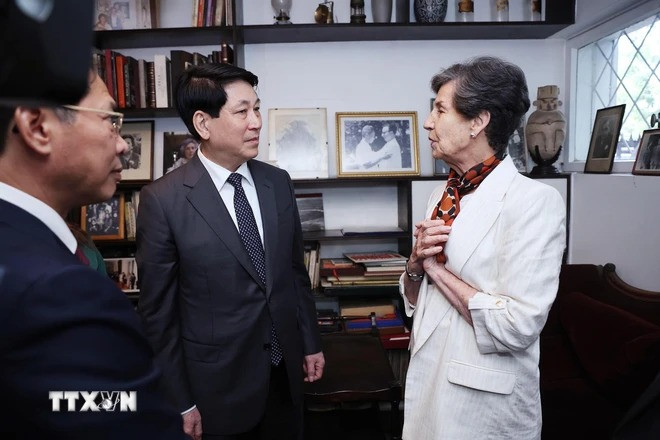 Chủ tịch nước Lương Cường thăm nhà riêng cố tổng thống Chile Salvador Allende. (Ảnh: Lâm Khánh/TTXVN) Chủ tịch nước Lương Cường thăm nhà riêng cố tổng thống Chile Salvador Allende. (Ảnh: Lâm Khánh/TTXVN)