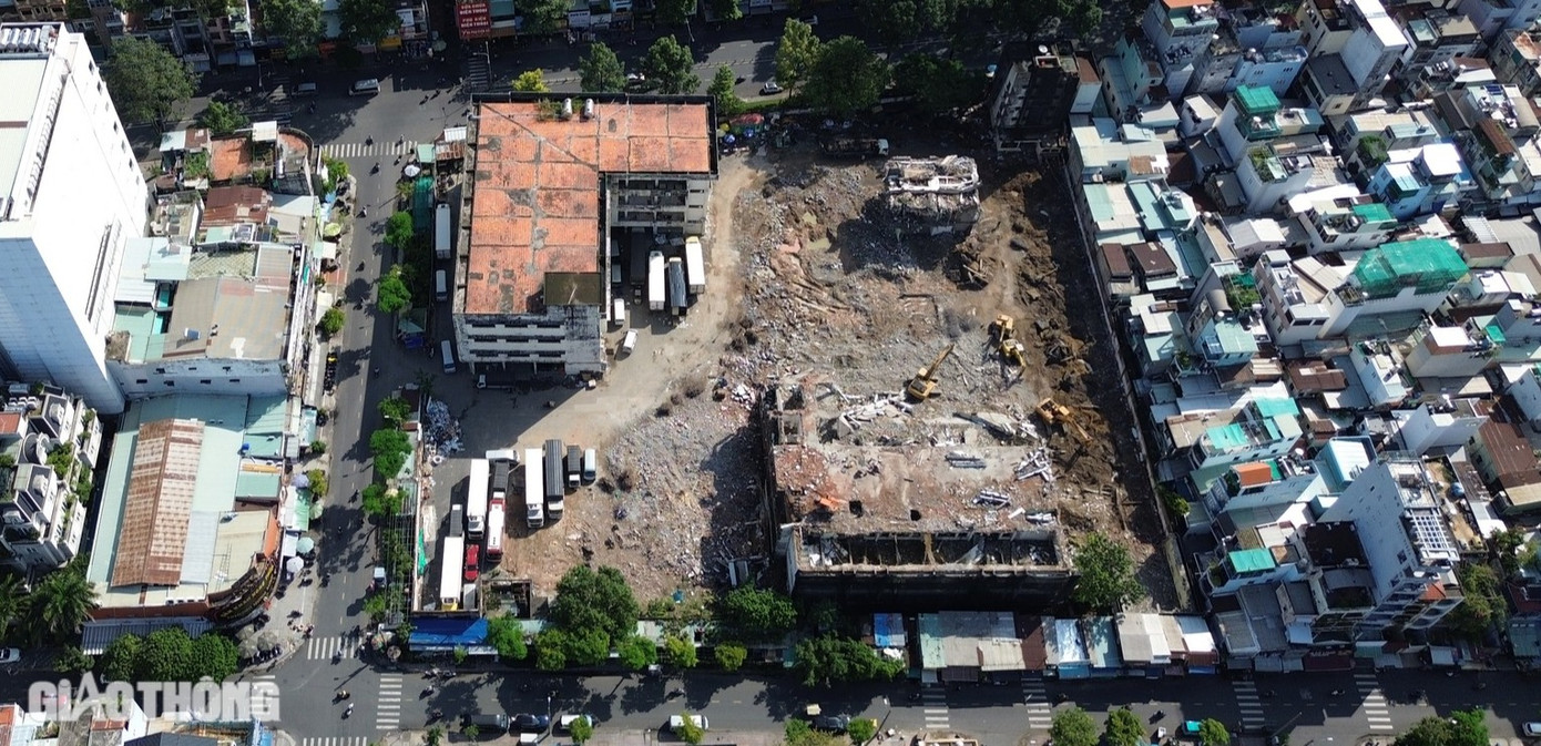 Đây là khu đất có diện tích gần 11.000m², tọa lạc trên ba mặt tiền đắc địa của đường Vĩnh Viễn - Lê Hồng Phong - Trần Nhân Tôn (quận 10), được UBND TP cho Công ty Cổ phần Giày Sài Gòn (sau này đổi tên thành Công ty CP Giáo dục G Sài Gòn) thuê đất đến hết ngày 31/12/2020.