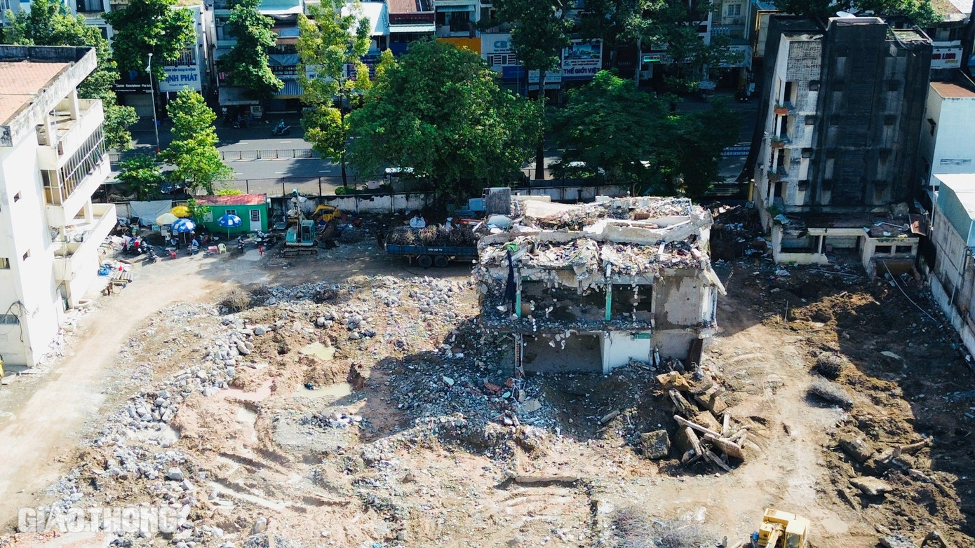 Đến ngày 16/11, khoảng 50% công trình trên khu đất đã được đập bỏ. Bên trong khu đất, gạch, cát, sắt thép... ngổn ngang.