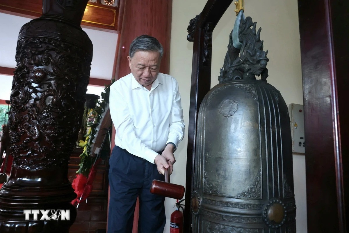 Tổng Bí thư Tô Lâm thỉnh chuông tưởng niệm Chủ tịch Hồ Chí Minh. (Ảnh: Thống Nhất/TTXVN)