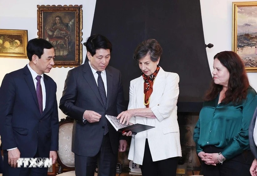 Chủ tịch nước Lương Cường và Thượng nghị sỹ Isabel Allende xem một số hình ảnh về Tổng thống Chile Salvador Allende. (Ảnh: Lâm Khánh/TTXVN) Chủ tịch nước Lương Cường và Thượng nghị sỹ Isabel Allende xem một số hình ảnh về Tổng thống Chile Salvador Allende. (Ảnh: Lâm Khánh/TTXVN)