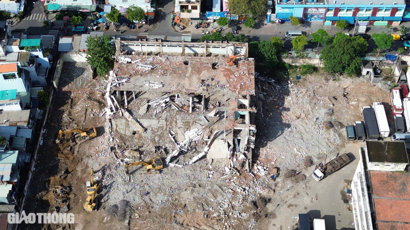 Theo UBND quận 10, khu đất tại số 419 đường Lê Hồng Phong thuộc chỉ tiêu xây dựng mới trường THCS của Nghị quyết Đại hội Đảng bộ quận 10 lần thứ XII nhiệm kỳ 2020-2025. Đơn vị này cũng đã kiến nghị UBND TP thống nhất sẽ cưỡng chế, di dời người, tài sản ra khỏi khu đất để bàn giao khu đất cho Trung tâm Phát triển quỹ đất (thuộc Sở Tài nguyên và Môi trường TP.HCM) từ ngày 9/9.