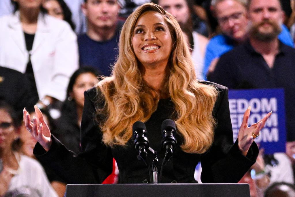 Beyoncé phát biểu tại buổi mít tinh vận động tranh cử của bà Harris vào cuối tháng 10. Ảnh: Getty Images. Beyoncé phát biểu tại buổi mít tinh vận động tranh cử của bà Harris vào cuối tháng 10. Ảnh: Getty Images.