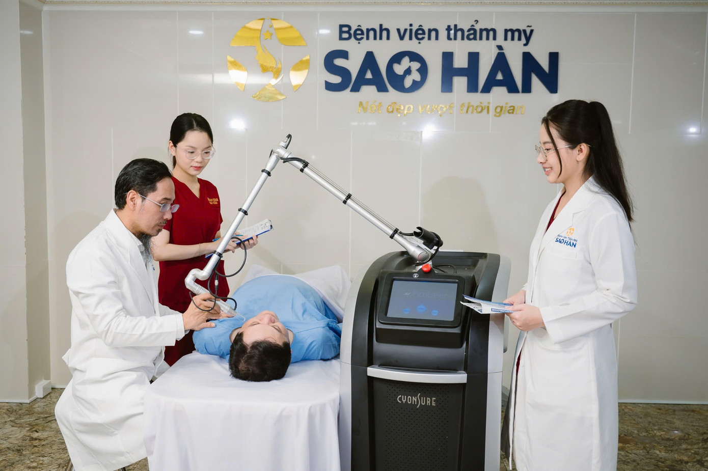 Đội ngũ Bác sĩ của Bệnh viện thẩm mỹ Sao Hàn hầu hết là các chuyên gia đầu ngành về gây mê hồi sức, thẩm mỹ da, thẩm mỹ nội khoa và ngoại khoa.