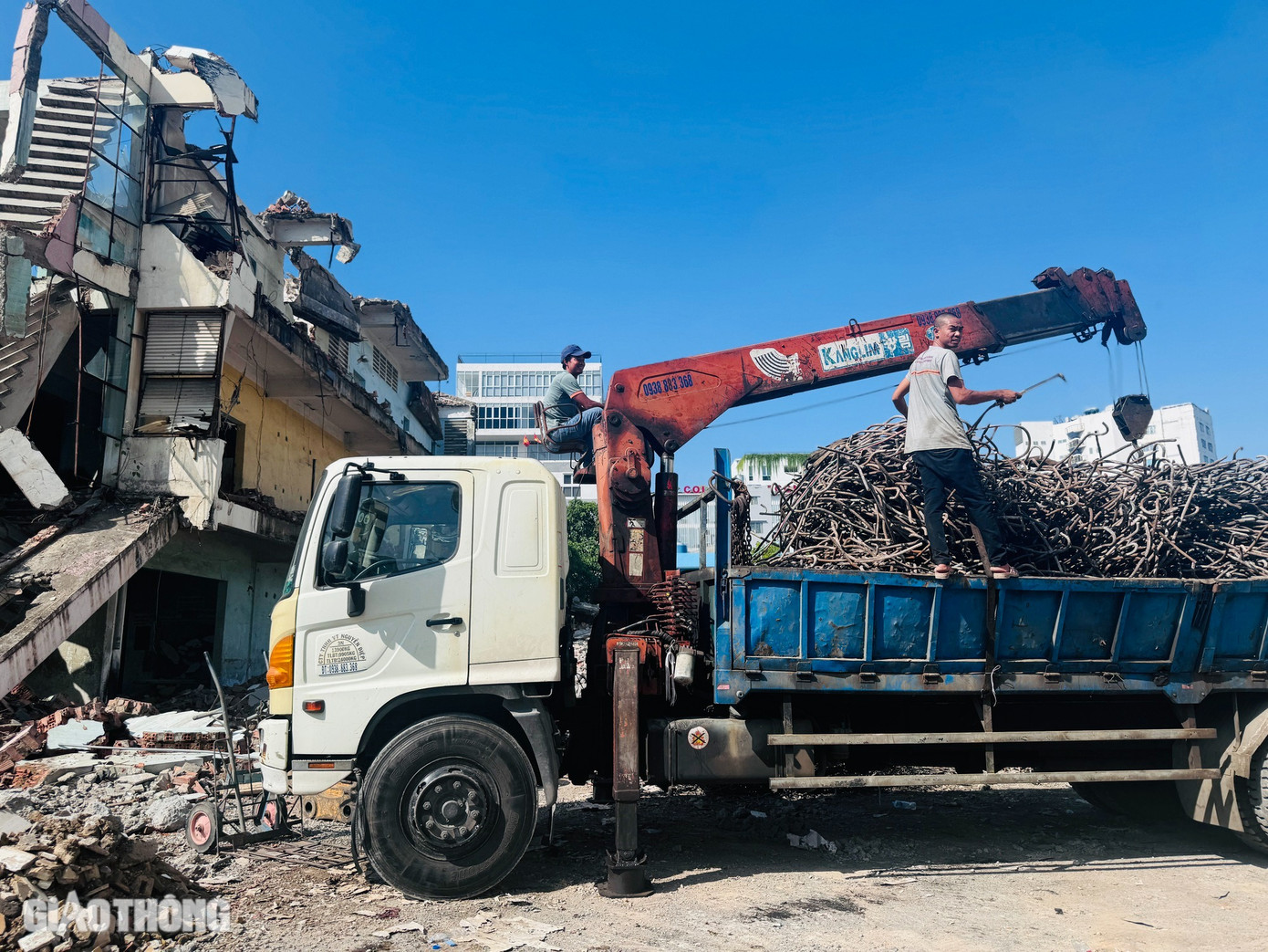 Xe tải chở sắt thép, xà bần làm việc hết công suất để nhanh chóng trả mặt bằng cho Nhà nước.