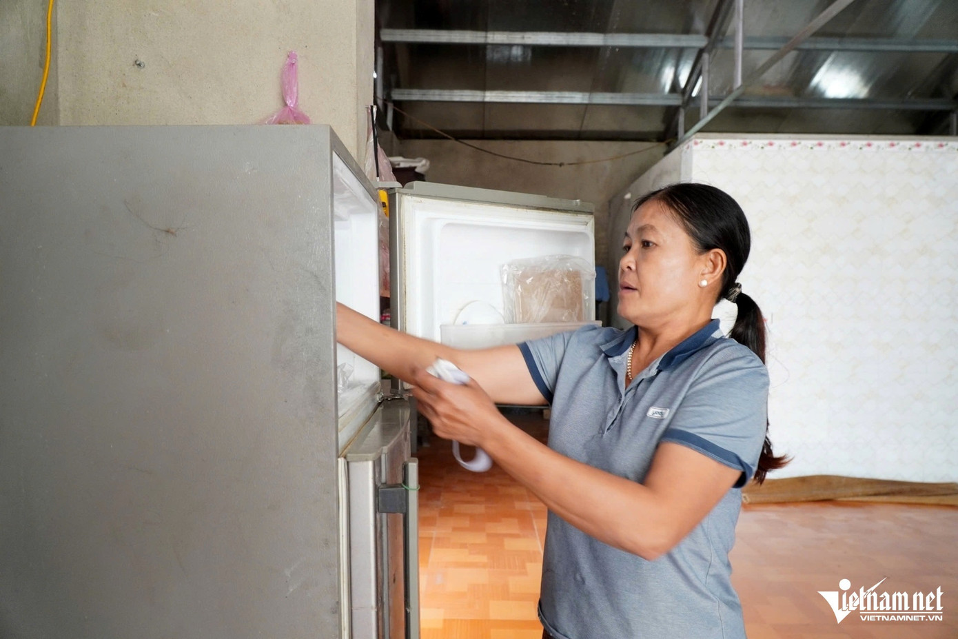 Do điện yếu nên đồ đạc trong tủ lạnh nhà bà Luyến bị chảy nước. Ảnh: Lê Dương.