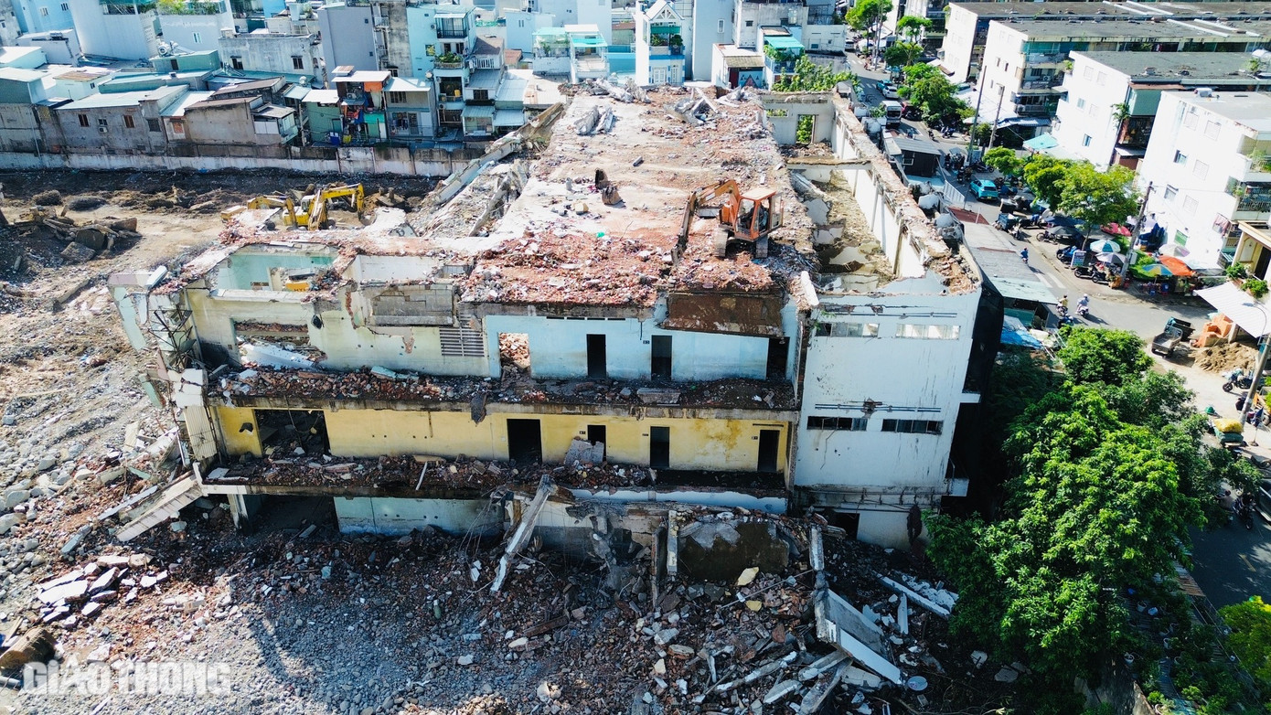 Theo ghi nhận của PV Báo Giao thông, những ngày gần đây, khu đất bắt đầu được tháo dỡ, đập bỏ, di dời. Máy móc thiết bị và công nhân làm việc liên tục.