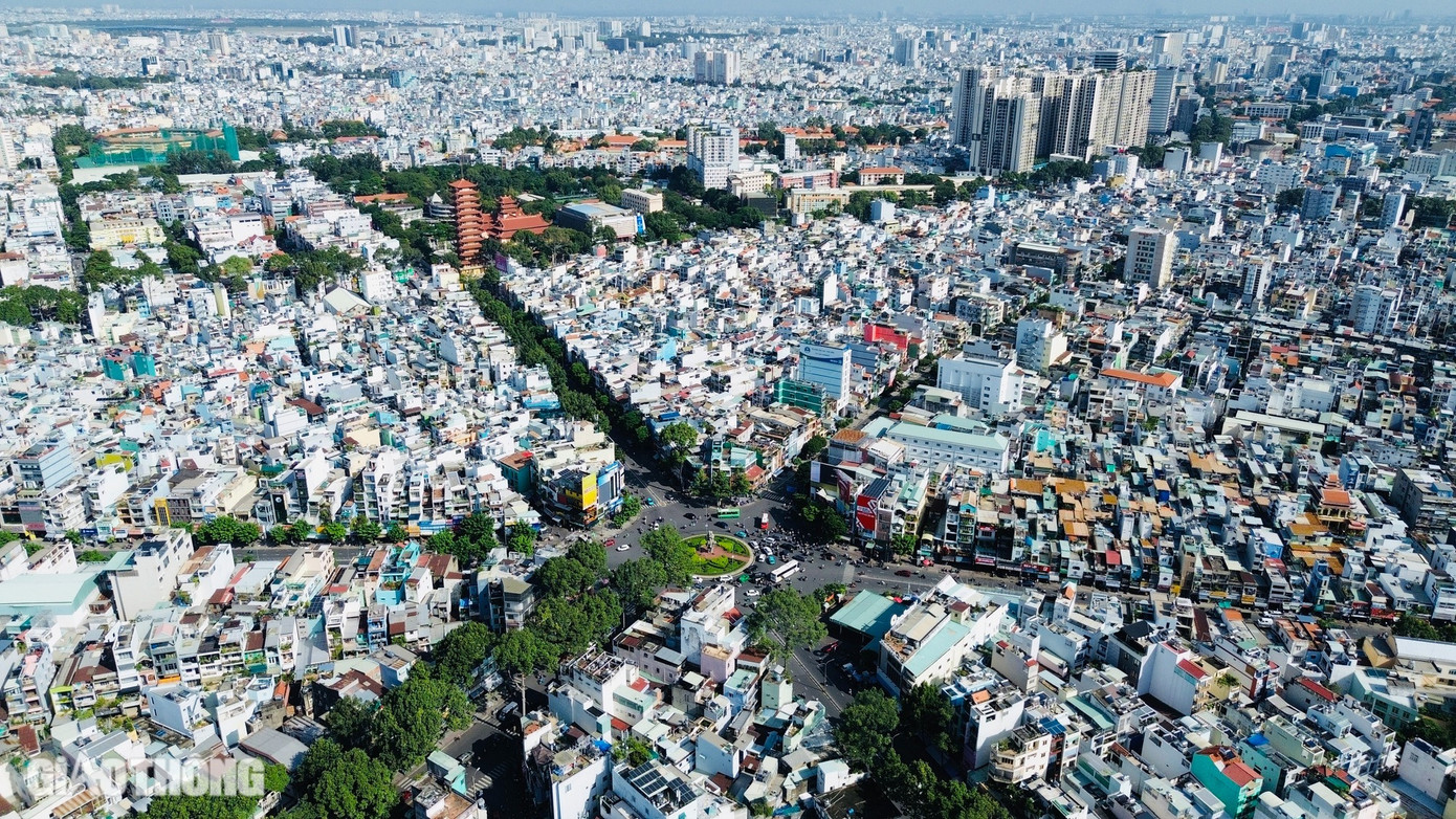 Như vậy, sau hơn 3 năm kể từ khi UBND TP.HCM ban hành quyết định thu hồi khu "đất vàng" 419 Lê Hồng Phong, đến nay, khu đất đang được rút lui để bàn giao mặt bằng. Việc thu hồi khu đất này nhằm mục đích xây dựng một trường THCS tại khu dân cư đông dân, góp phần giải quyết nhu cầu học tập ngày càng cao. Dự án không chỉ cải thiện hạ tầng giáo dục mà còn giúp sử dụng hiệu quả trong đất công, tránh lãng phí tài nguyên đất đai của thành phố.