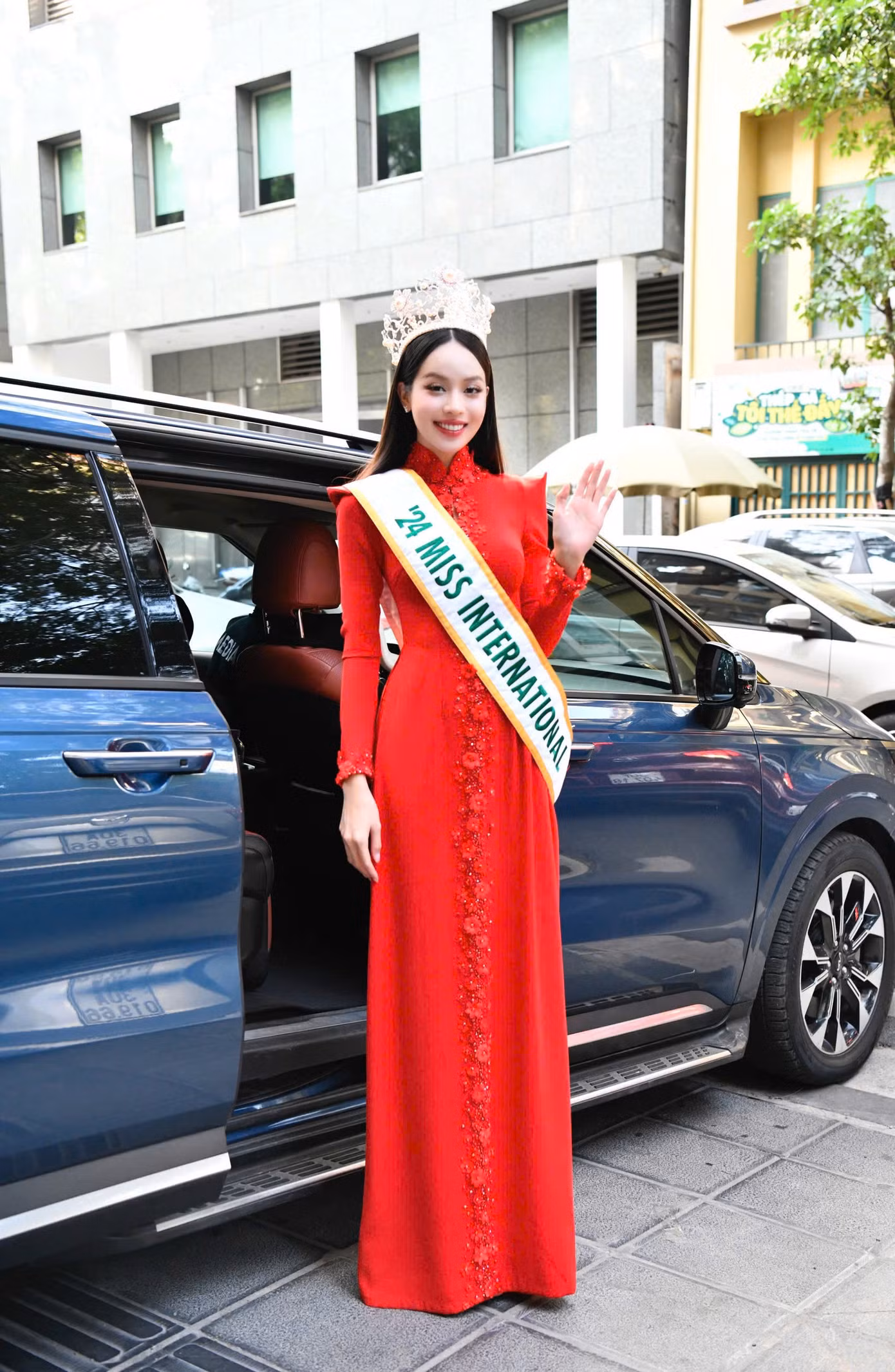 Chiều 19/11, Hoa hậu Việt Nam 2022 - Hoa hậu Quốc tế 2024 Huỳnh Thị Thanh Thủy có mặt tại trụ sở Báo Tiền Phong ở 15 Hồ Xuân Hương (Hà Nội) để tham dự buổi gặp gỡ, giao lưu cùng người hâm mộ và tập thể cán bộ, phóng viên báo.