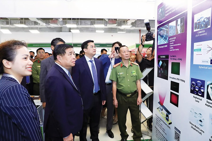 Theo Bộ Kế hoạch và Đầu tư, một số tập đoàn lớn đã đến khảo sát, nghiên cứu đầu tư nhưng chưa lựa chọn Việt Nam và vẫn đang chờ đợi chính sách của Việt Nam. Theo Bộ Kế hoạch và Đầu tư, một số tập đoàn lớn đã đến khảo sát, nghiên cứu đầu tư nhưng chưa lựa chọn Việt Nam và vẫn đang chờ đợi chính sách của Việt Nam.