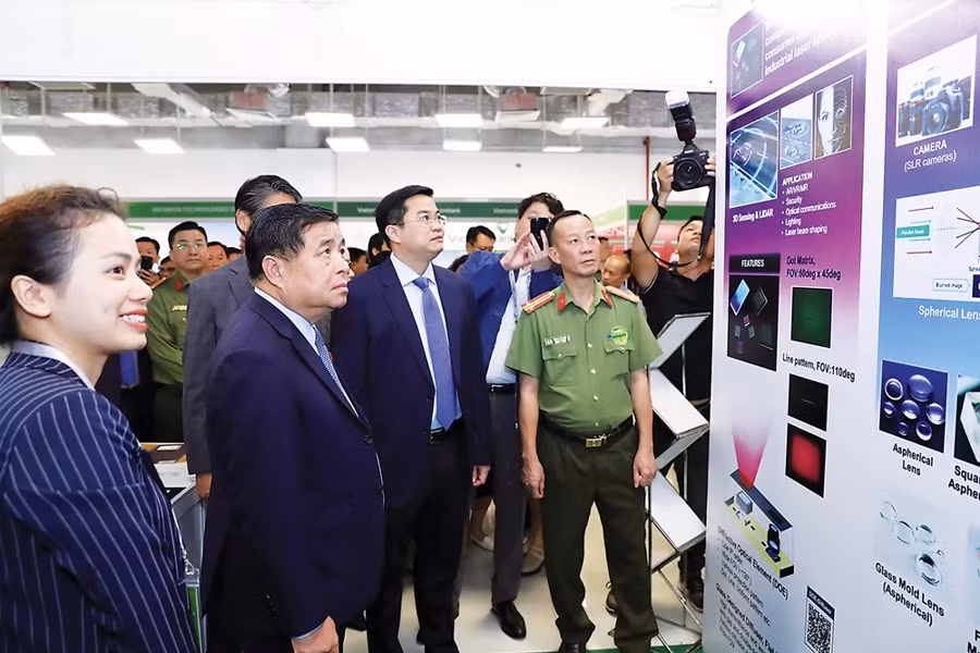 Theo Bộ Kế hoạch và Đầu tư, một số tập đoàn lớn đã đến khảo sát, nghiên cứu đầu tư nhưng chưa lựa chọn Việt Nam và vẫn đang chờ đợi chính sách của Việt Nam.