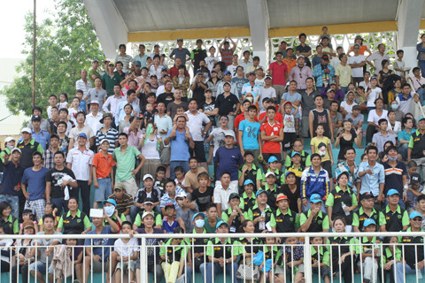 Khán giả cuồng nhiệt trên khán đài cổ vũ cho các tay đua