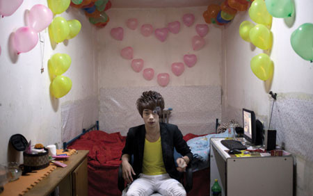 Big Rain, 21 tuổi, nhân viên quán karaoke, tại phòng “ngầm” bên dưới Đường vành đai 3 của Bắc Kinh, ngày 9-5-2011. Rain đã ở Bắc Kinh một năm